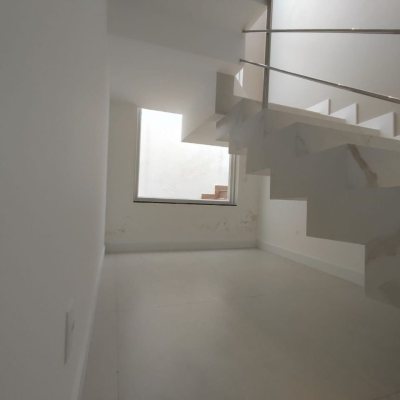 Casa Residencial com 268m², 3 quartos, 1 suíte, 2 garagens, no bairro Pedra Branca em Palhoça