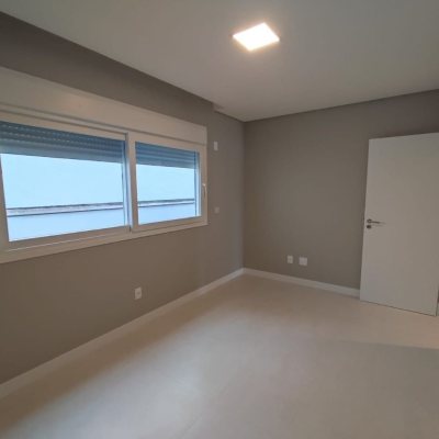 Casa Residencial com 268m², 3 quartos, 1 suíte, 2 garagens, no bairro Pedra Branca em Palhoça