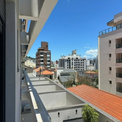 Loft com 49m², 1 quarto, 1 suíte, 1 garagem, no bairro Centro em Florianópolis