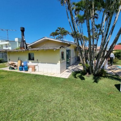 Pousada com 200m², 7 quartos, 5 garagens, no bairro Barra Da Lagoa em Florianópolis