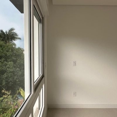 Casa Residencial com 199m², 3 quartos, 3 suítes, 2 garagens, no bairro Córrego Grande em Florianópolis