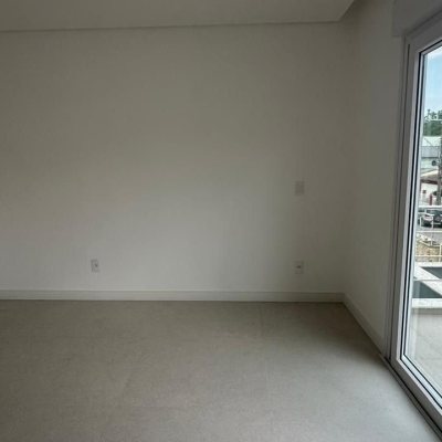 Casa Residencial com 199m², 3 quartos, 3 suítes, 2 garagens, no bairro Córrego Grande em Florianópolis