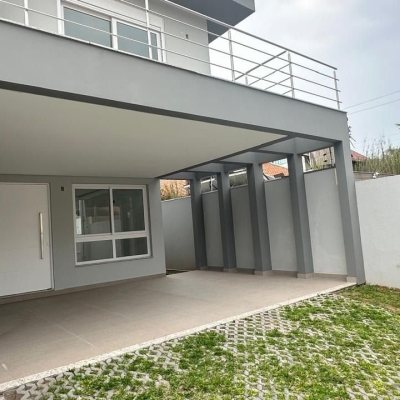 Casa Residencial com 199m², 3 quartos, 3 suítes, 2 garagens, no bairro Córrego Grande em Florianópolis