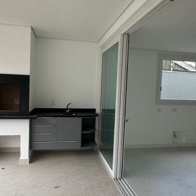 Casa Residencial com 199m², 3 quartos, 3 suítes, 2 garagens, no bairro Córrego Grande em Florianópolis