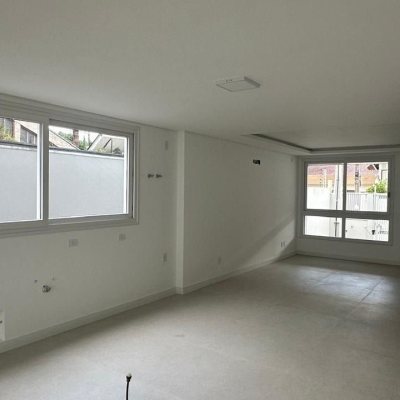 Casa Residencial com 199m², 3 quartos, 3 suítes, 2 garagens, no bairro Córrego Grande em Florianópolis