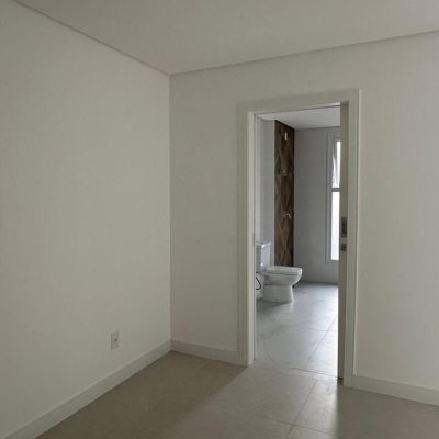 Casa Residencial com 199m², 3 quartos, 3 suítes, 2 garagens, no bairro Córrego Grande em Florianópolis