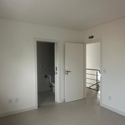 Casa Residencial com 199m², 3 quartos, 3 suítes, 2 garagens, no bairro Córrego Grande em Florianópolis