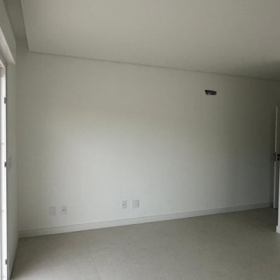 Casa Residencial com 199m², 3 quartos, 3 suítes, 2 garagens, no bairro Córrego Grande em Florianópolis