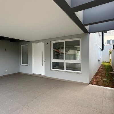 Casa Residencial com 199m², 3 quartos, 3 suítes, 2 garagens, no bairro Córrego Grande em Florianópolis