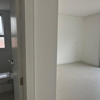 Casa Residencial com 199m², 3 quartos, 3 suítes, 2 garagens, no bairro Córrego Grande em Florianópolis