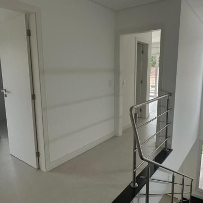 Casa Residencial com 199m², 3 quartos, 3 suítes, 2 garagens, no bairro Córrego Grande em Florianópolis
