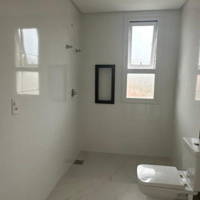 Casa Residencial com 199m², 3 quartos, 3 suítes, 2 garagens, no bairro Córrego Grande em Florianópolis