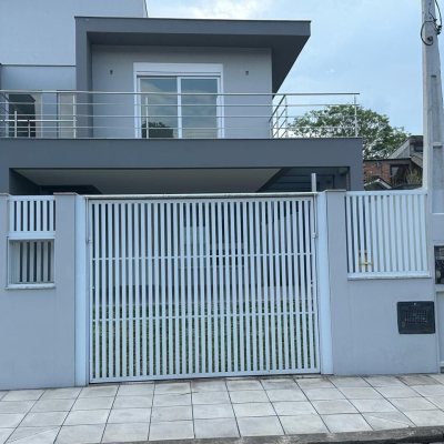 Casa Residencial com 199m², 3 quartos, 3 suítes, 2 garagens, no bairro Córrego Grande em Florianópolis