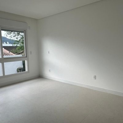 Casa Residencial com 199m², 3 quartos, 3 suítes, 2 garagens, no bairro Córrego Grande em Florianópolis