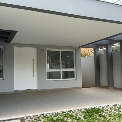 Casa Residencial com 199m², 3 quartos, 3 suítes, 2 garagens, no bairro Córrego Grande em Florianópolis