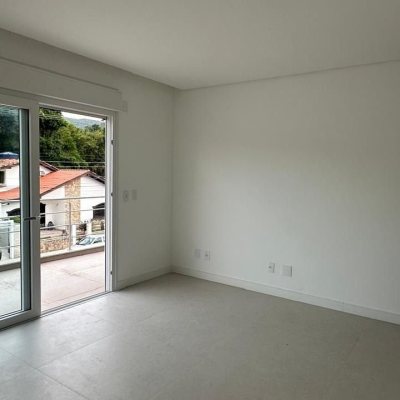 Casa Residencial com 199m², 3 quartos, 3 suítes, 2 garagens, no bairro Córrego Grande em Florianópolis