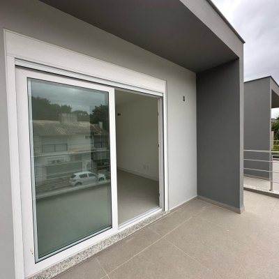 Casa Residencial com 199m², 3 quartos, 3 suítes, 2 garagens, no bairro Córrego Grande em Florianópolis