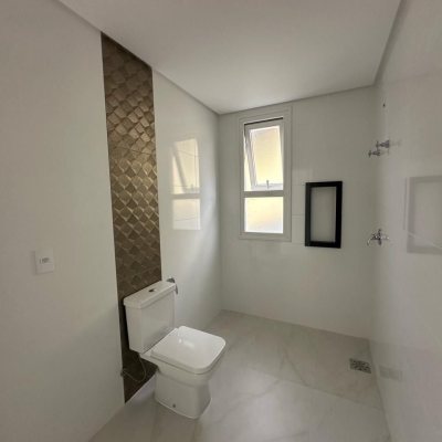 Casa Residencial com 199m², 3 quartos, 3 suítes, 2 garagens, no bairro Córrego Grande em Florianópolis