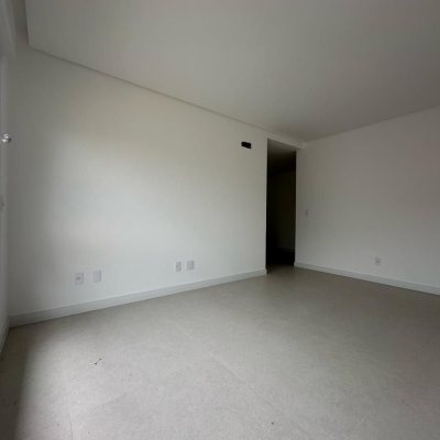 Casa Residencial com 199m², 3 quartos, 3 suítes, 2 garagens, no bairro Córrego Grande em Florianópolis