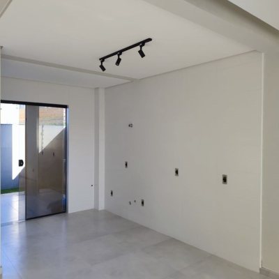 Casa Residencial com 102m², 3 quartos, 1 suíte, 2 garagens, no bairro Forquilhas em São José