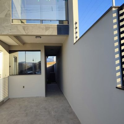 Casa Residencial com 102m², 3 quartos, 1 suíte, 2 garagens, no bairro Forquilhas em São José