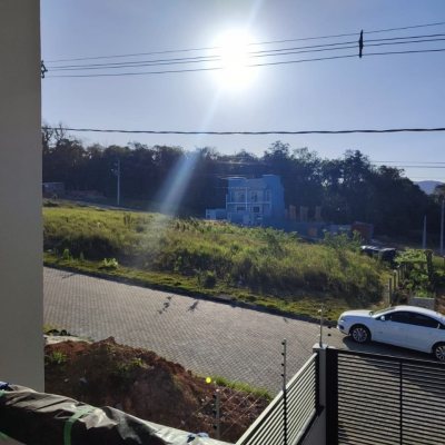 Casa Residencial com 102m², 3 quartos, 1 suíte, 2 garagens, no bairro Forquilhas em São José