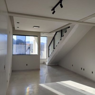 Casa Residencial com 102m², 3 quartos, 1 suíte, 2 garagens, no bairro Forquilhas em São José
