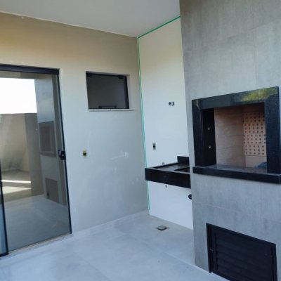 Casa Residencial com 102m², 3 quartos, 1 suíte, 2 garagens, no bairro Forquilhas em São José