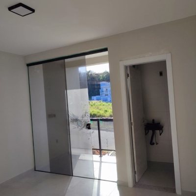 Casa Residencial com 102m², 3 quartos, 1 suíte, 2 garagens, no bairro Forquilhas em São José