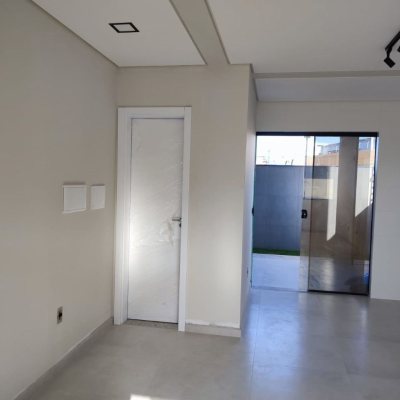 Casa Residencial com 102m², 3 quartos, 1 suíte, 2 garagens, no bairro Forquilhas em São José