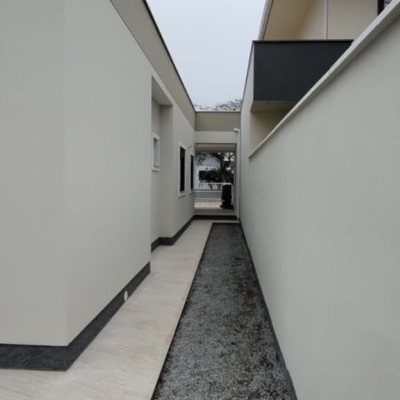 Casa em Condomínio com 137m², 3 quartos, 1 suíte, 2 garagens, no bairro Praia De Fora em Palhoça