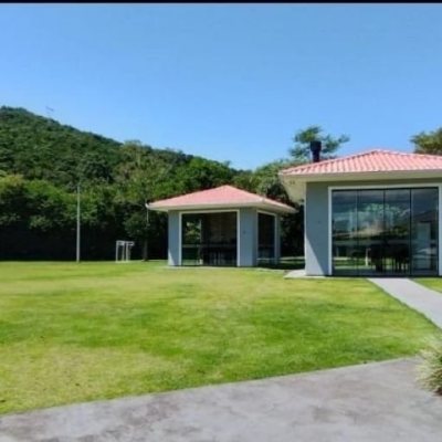 Casa em Condomínio com 137m², 3 quartos, 1 suíte, 2 garagens, no bairro Praia De Fora em Palhoça