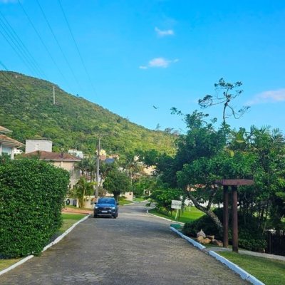 Casa em Condomínio com 240m², 4 quartos, 3 suítes, 1 garagem, no bairro Sambaqui em Florianópolis