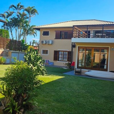 Casa em Condomínio com 240m², 4 quartos, 3 suítes, 1 garagem, no bairro Sambaqui em Florianópolis