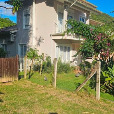 Casa em Condomínio com 240m², 4 quartos, 3 suítes, 1 garagem, no bairro Sambaqui em Florianópolis