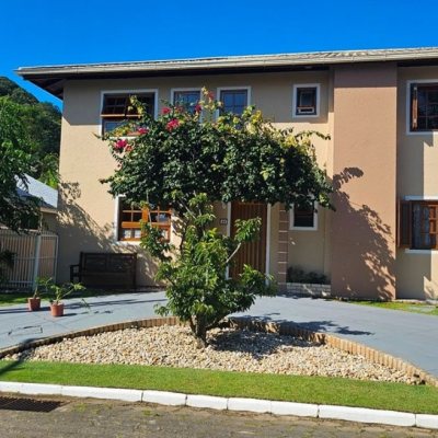 Casa em Condomínio com 240m², 4 quartos, 3 suítes, 1 garagem, no bairro Sambaqui em Florianópolis