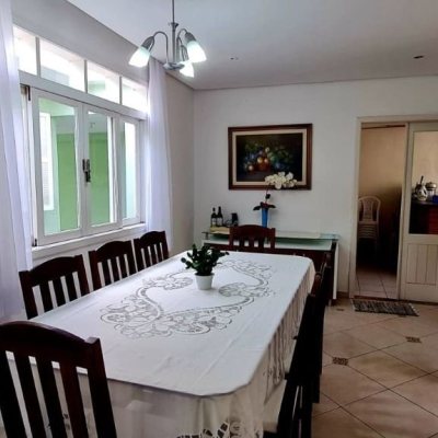 Casa Residencial com 200m², 4 quartos, 1 suíte, 3 garagens, no bairro Nossa Senhora Do Rosário em São José