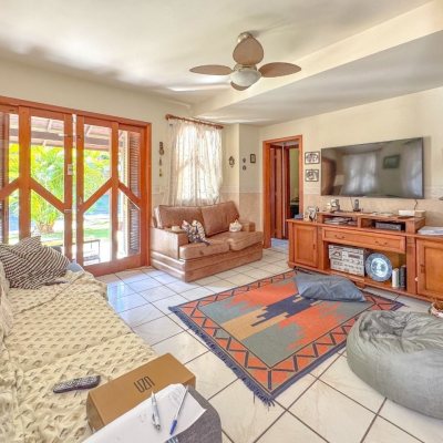 Casa Residencial com 551m², 8 quartos, 8 suítes, 6 garagens, no bairro Jurerê Internacional em Florianópolis