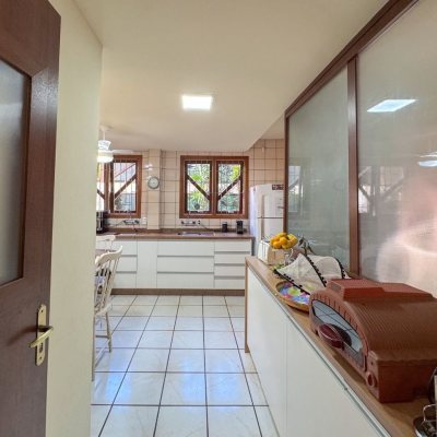 Casa Residencial com 551m², 8 quartos, 8 suítes, 6 garagens, no bairro Jurerê Internacional em Florianópolis