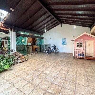 Casa Residencial com 551m², 8 quartos, 8 suítes, 6 garagens, no bairro Jurerê Internacional em Florianópolis