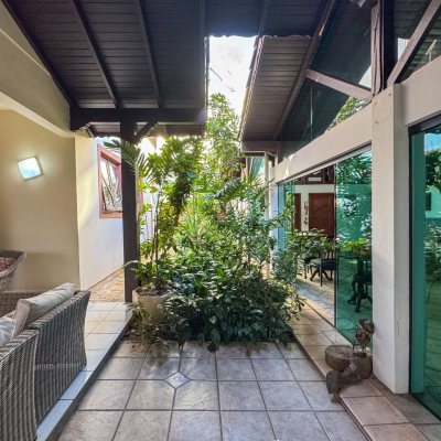 Casa Residencial com 551m², 8 quartos, 8 suítes, 6 garagens, no bairro Jurerê Internacional em Florianópolis