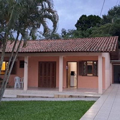 Casa Residencial com 139m², 2 quartos, 4 garagens, no bairro Ingleses do Rio Vermelho em Florianópolis