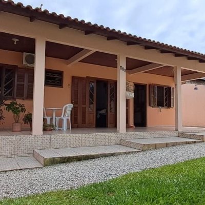 Casa Residencial com 139m², 2 quartos, 4 garagens, no bairro Ingleses do Rio Vermelho em Florianópolis