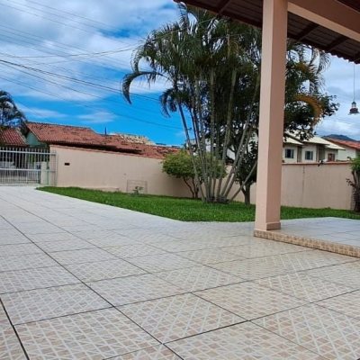 Casa Residencial com 139m², 2 quartos, 4 garagens, no bairro Ingleses do Rio Vermelho em Florianópolis