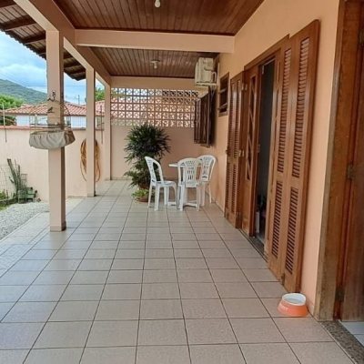 Casa Residencial com 139m², 2 quartos, 4 garagens, no bairro Ingleses do Rio Vermelho em Florianópolis