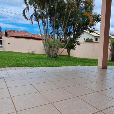 Casa Residencial com 139m², 2 quartos, 4 garagens, no bairro Ingleses do Rio Vermelho em Florianópolis