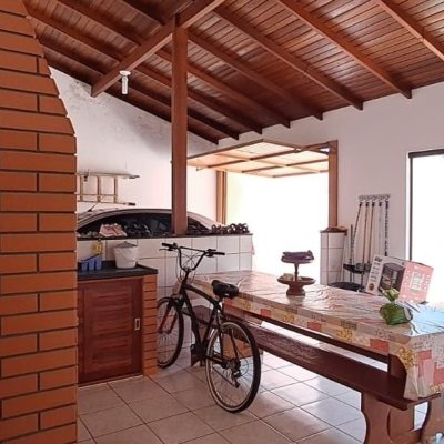 Casa Residencial com 139m², 2 quartos, 4 garagens, no bairro Ingleses do Rio Vermelho em Florianópolis