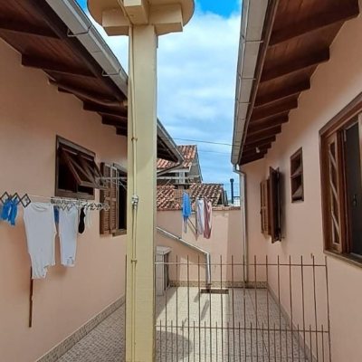 Casa Residencial com 139m², 2 quartos, 4 garagens, no bairro Ingleses do Rio Vermelho em Florianópolis