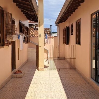 Casa Residencial com 139m², 2 quartos, 4 garagens, no bairro Ingleses do Rio Vermelho em Florianópolis