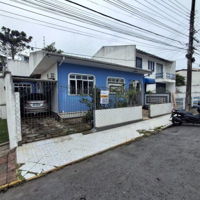 Casa Residencial com 200m², 3 quartos, 1 suíte, 1 garagem, no bairro Estreito em Florianópolis
